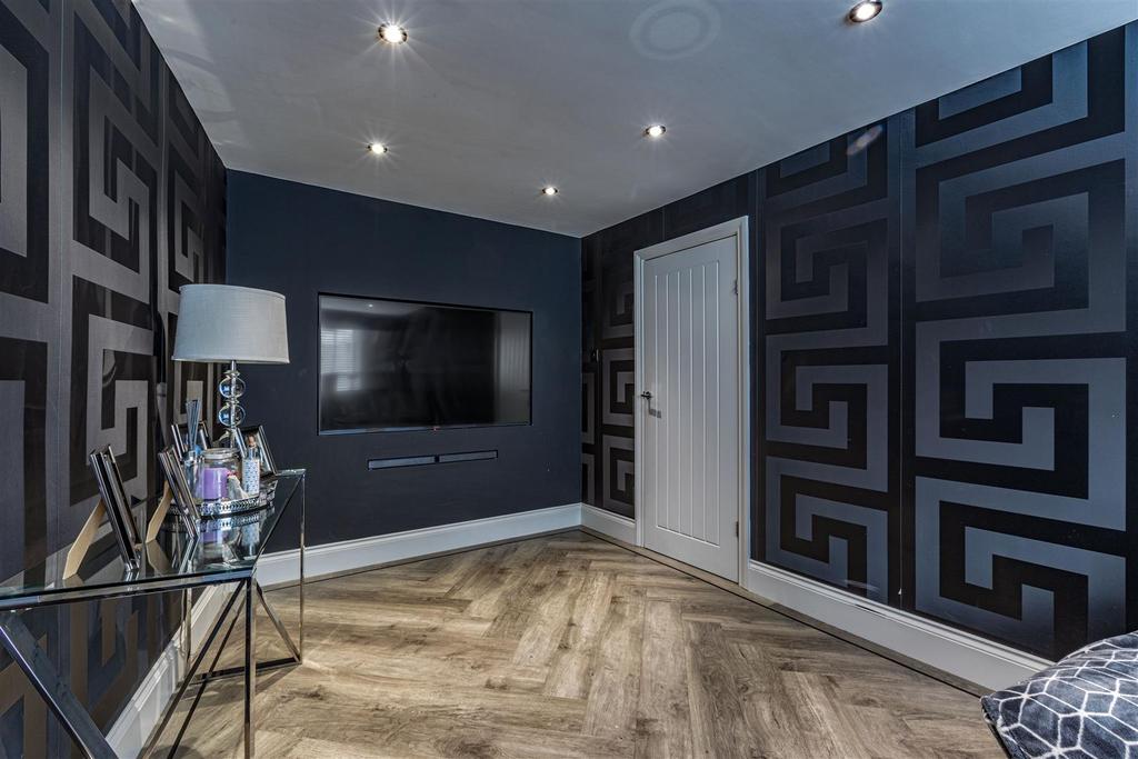 28 Cornwall Avenue, Byfleet, KT14 7 EY - 13.jpg