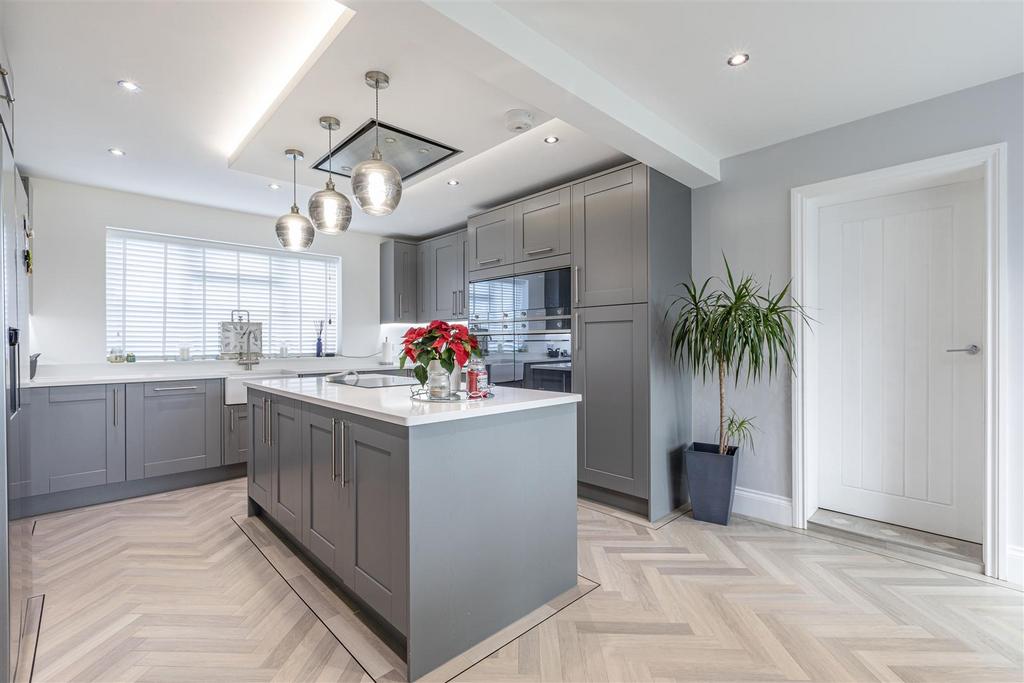 28 Cornwall Avenue, Byfleet, KT14 7 EY - 17.jpg