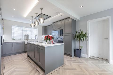 28 Cornwall Avenue, Byfleet, West Byfleet, KT14 7EY