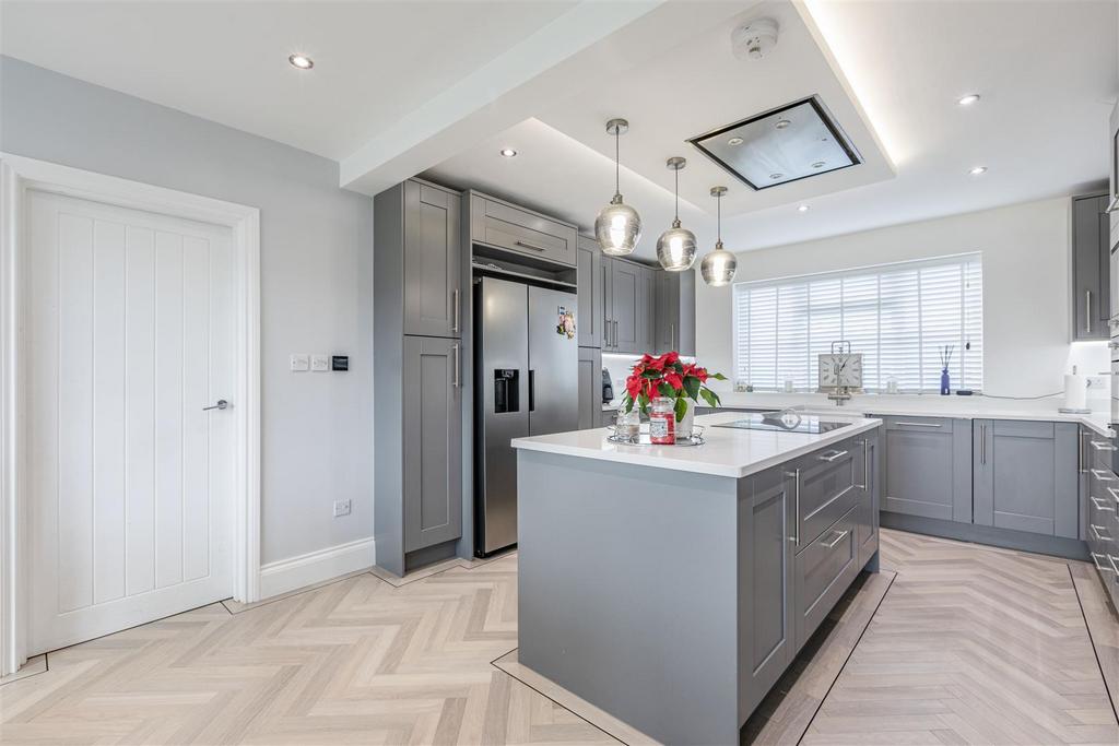 28 Cornwall Avenue, Byfleet, KT14 7 EY - 16.jpg