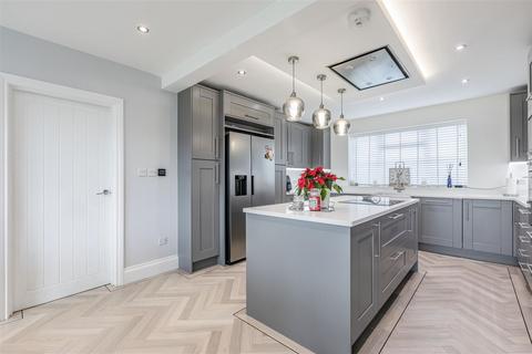 28 Cornwall Avenue, Byfleet, West Byfleet, KT14 7EY