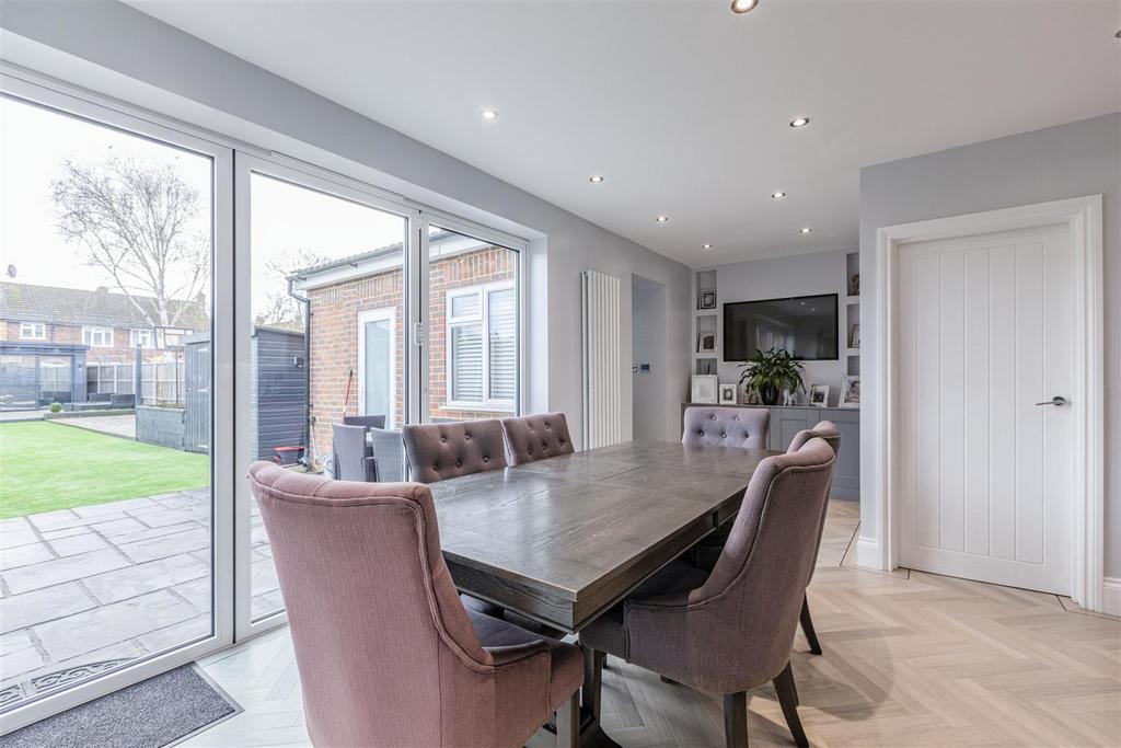 28 Cornwall Avenue, Byfleet, KT14 7 EY - 15.jpg