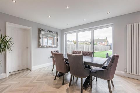 28 Cornwall Avenue, Byfleet, West Byfleet, KT14 7EY