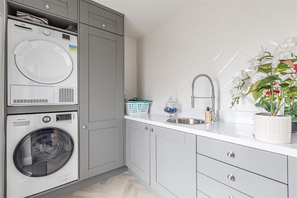 28 Cornwall Avenue, Byfleet, KT14 7 EY - 14.jpg