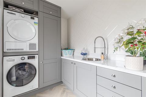 28 Cornwall Avenue, Byfleet, West Byfleet, KT14 7EY