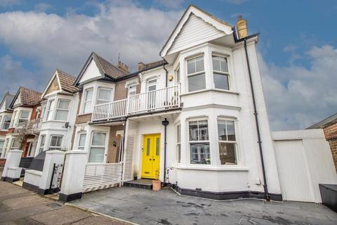 4 bedroom end of terrace house for sale, Chelsea Avenue, Southend-on-Sea SS1