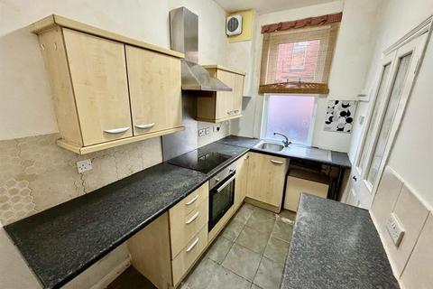 2 bedroom terraced house to rent, Thornton Grove, Armley, Leeds