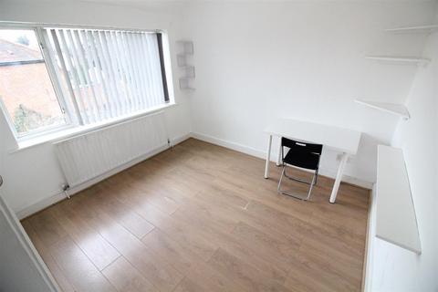 1 bedroom in a house share to rent, Twyford Abbey Road, London