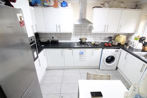 1 bedroom in a house share to rent, Twyford Abbey Road, London