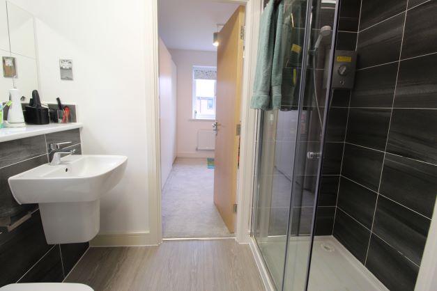 R En-Suite (2).jpg