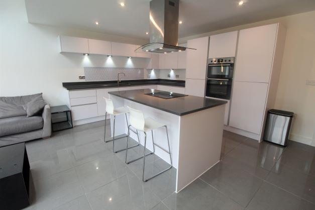 R Kitchen (2).jpg