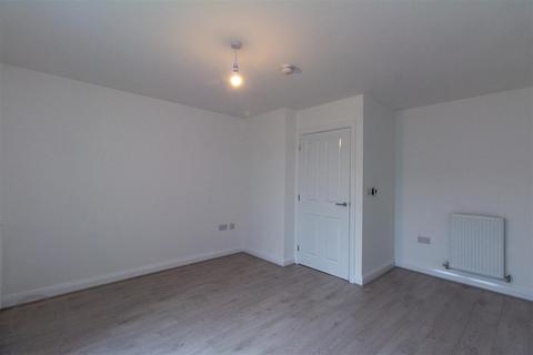 3 bedroom semi-detached house to rent, Hulme Gardens, Leigh