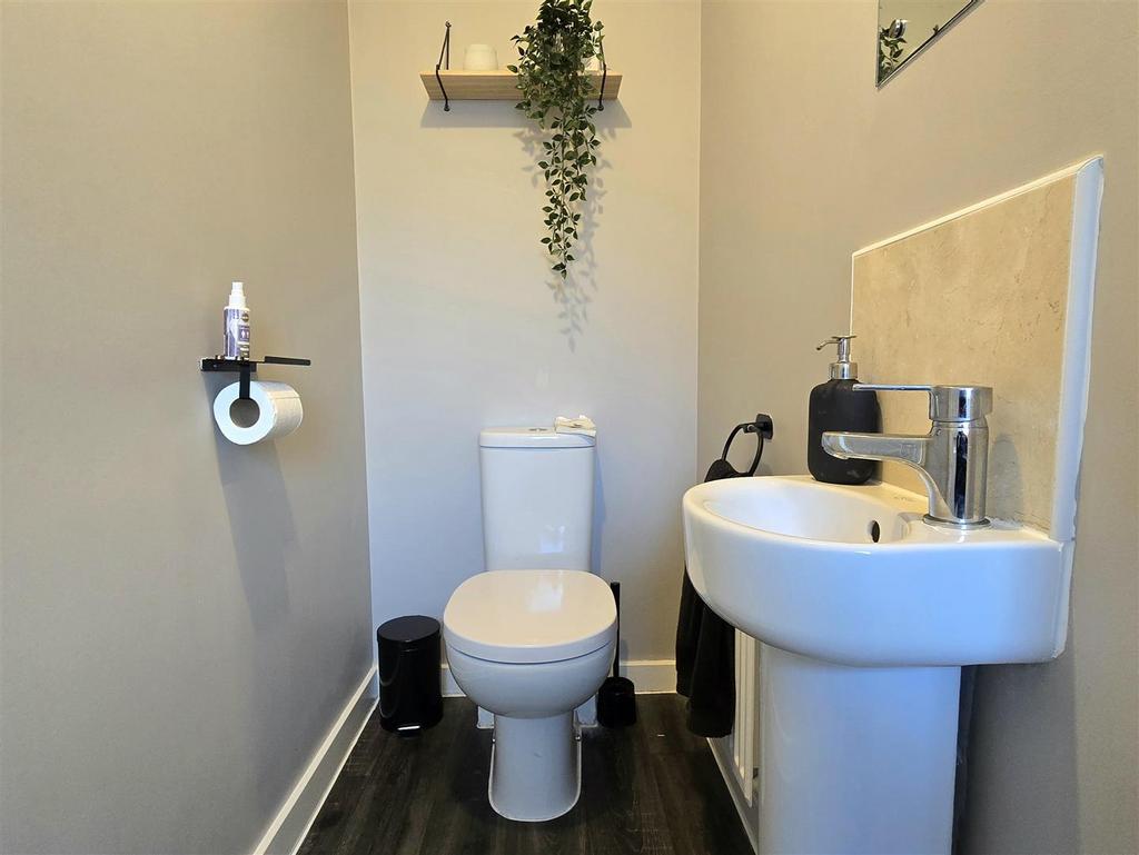 Guest Cloakroom/WC