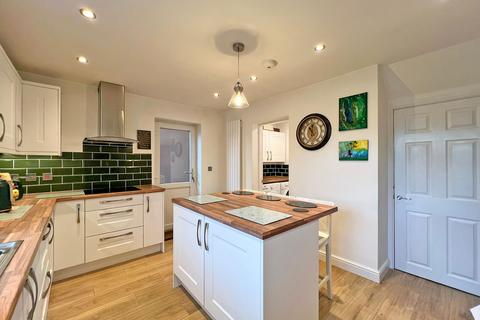 8 Welney Gardens, Pendeford, Wolverhampton, WV9 5RY