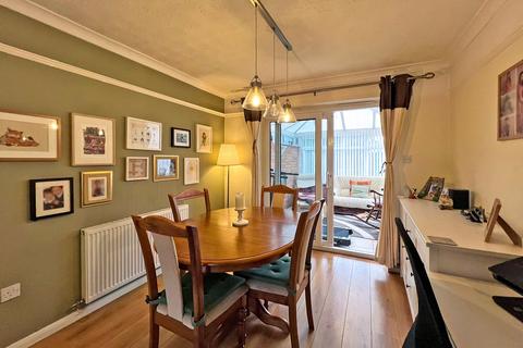 8 Welney Gardens, Pendeford, Wolverhampton, WV9 5RY