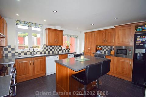 5 bedroom semi-detached house for sale, Springfield Gardens, London