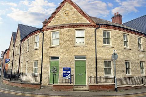 3 bedroom terraced house to rent, Chantry Lane, Towcester