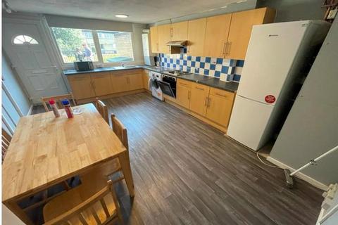 6 bedroom terraced house to rent, Barchester Close, Uxbridge