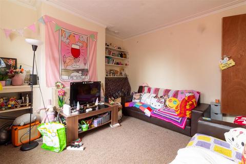 2 bedroom house to rent, Harold Avenue, Hyde Park, Leeds