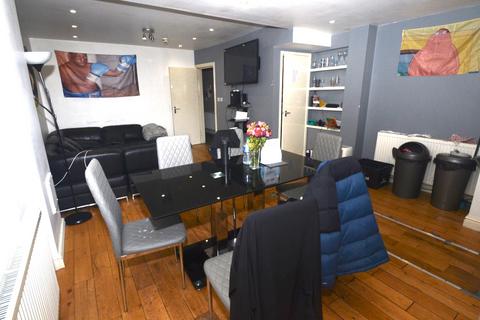 6 bedroom detached house to rent, Furness Road, Manchester M14