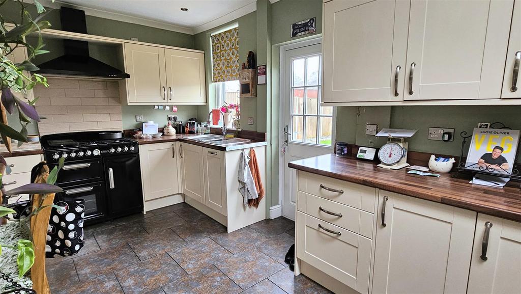 Kitchen 2.jpg