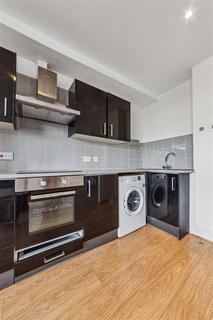 3 bedroom flat to rent, Valentia Place, SW9