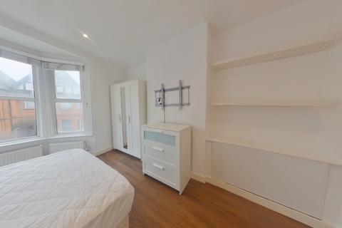 1 bedroom in a flat share to rent, 77 Cassio Road, Watford WD18