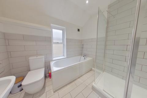 1 bedroom in a flat share to rent, 77 Cassio Road, Watford WD18