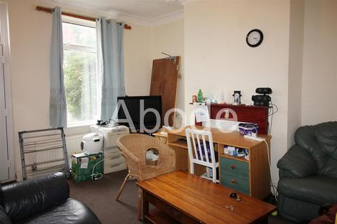 2 bedroom house to rent, Woodside Avenue, Burley, Leeds