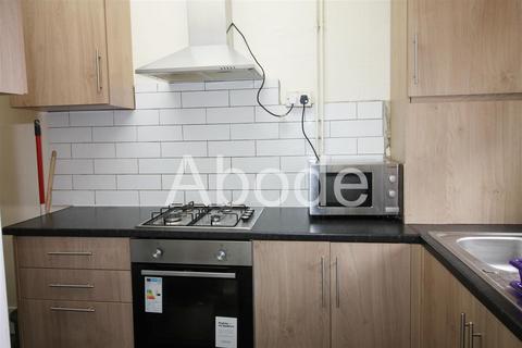 2 bedroom house to rent, Woodside Avenue, Burley, Leeds