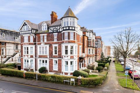 3 bedroom flat for sale, Earls Avenue, Folkestone, CT20