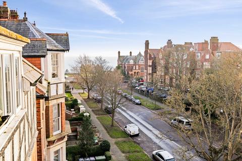 3 bedroom flat for sale, Earls Avenue, Folkestone, CT20