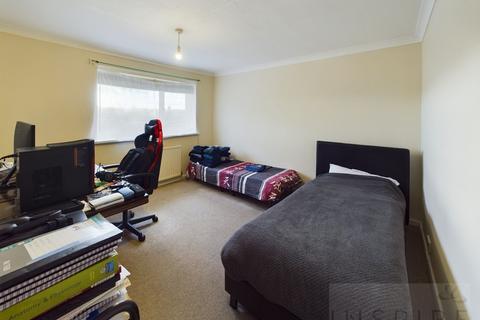 3 bedroom terraced house to rent, Wold Close, Crawley RH11