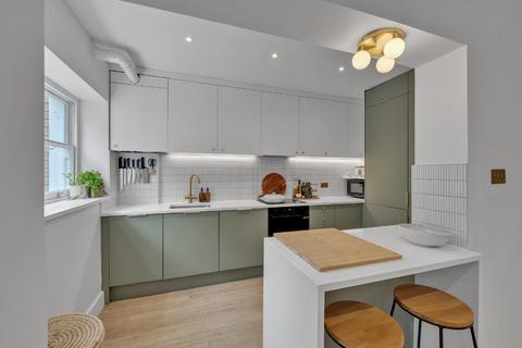 3 bedroom flat for sale, Cleve Road, South Hampstead