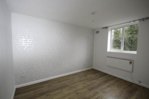 2 bedroom flat to rent, Firsgrove Crescent, Brentwood