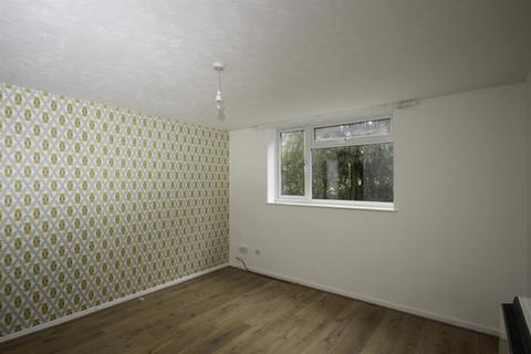 2 bedroom flat to rent, Firsgrove Crescent, Brentwood