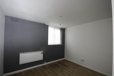 2 bedroom flat to rent, Firsgrove Crescent, Brentwood