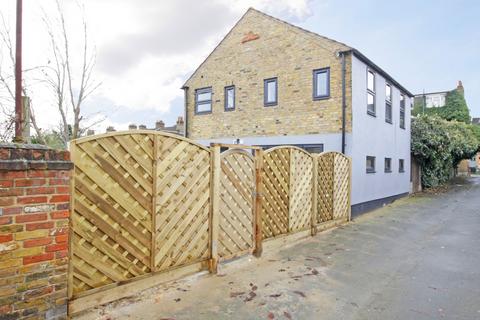 2 bedroom detached house to rent, Lenton Path, Plumstead, SE18