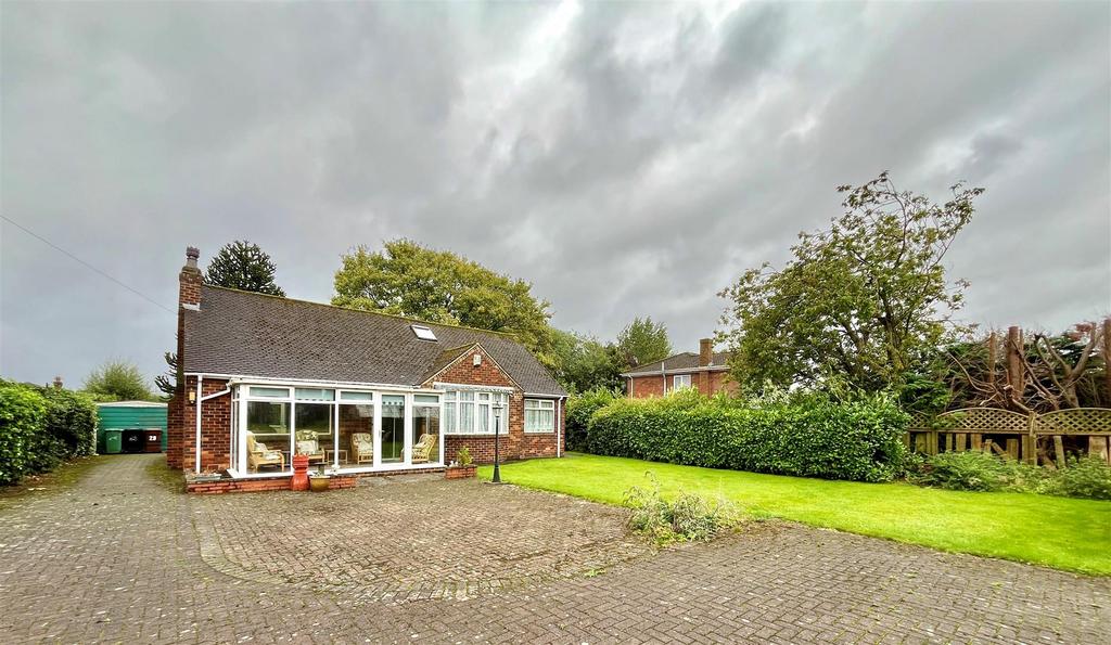 Lowther Drive, Garforth, Leeds 3 bed detached bungalow - £440,000
