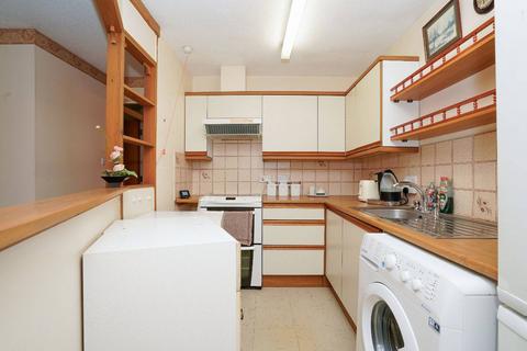 2 bedroom flat for sale, Moatfield Road, Bushey, WD23