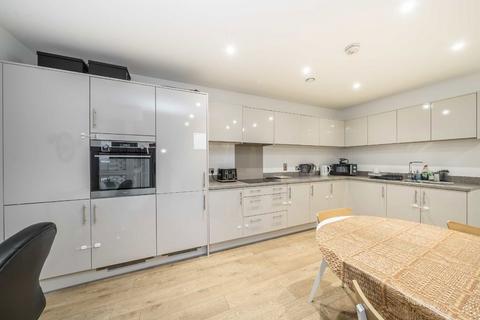 2 bedroom flat to rent, Elmington Road, London SE5