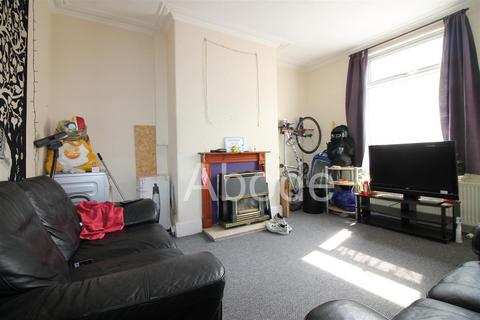 2 bedroom house to rent, Harold Mount, Hyde Park, Leeds