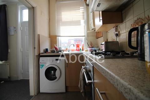 2 bedroom house to rent, Harold Mount, Hyde Park, Leeds