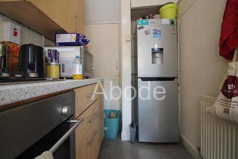 2 bedroom house to rent, Harold Mount, Hyde Park, Leeds