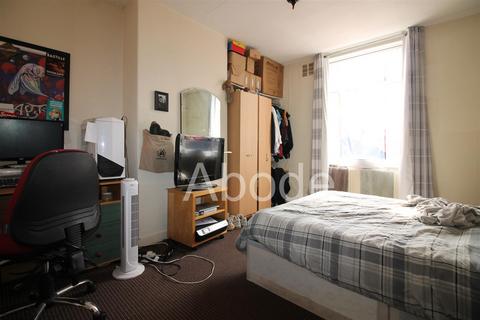 2 bedroom house to rent, Harold Mount, Hyde Park, Leeds