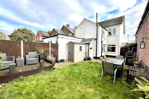 2 bedroom semi-detached house for sale, Leatherhead Road, Chessington, Surrey. KT9 2NN