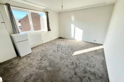 Studio to rent, Feltham Hill Road, Ashford TW15