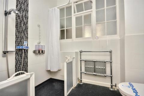 3 bedroom flat for sale, Carlisle Road, Eastbourne