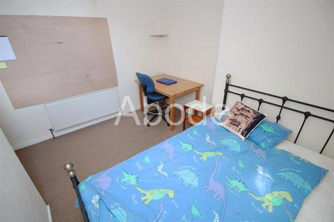 2 bedroom house to rent, Royal Park Avenue, Hyde Park, Leeds