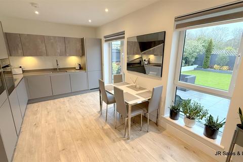 12 Beadman Road, Cheshunt, Waltham Cross, EN8 9FR